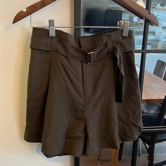 Club Monaco size 2 Darcee Shorts in Olive - Picture 4 of 8